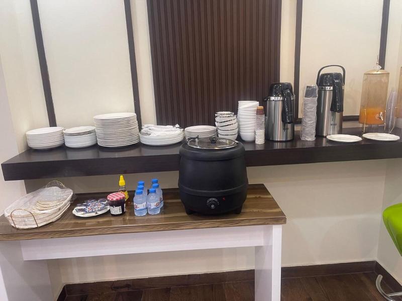 Oyo Townhouse 156 Rose Hotel Apartments - Restoran