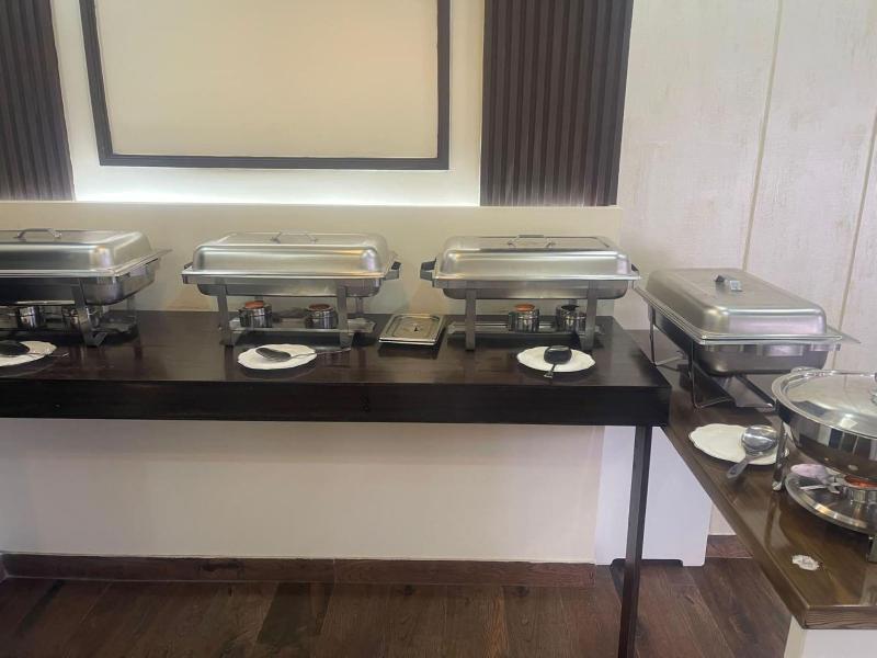Oyo Townhouse 156 Rose Hotel Apartments - Restoran