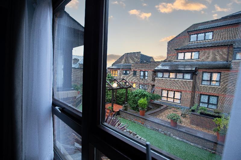 Monarch House Serviced Apartments - Teras