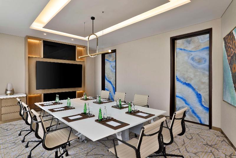 Embassy Suites by Hilton Dubai Business Bay - Toplantı