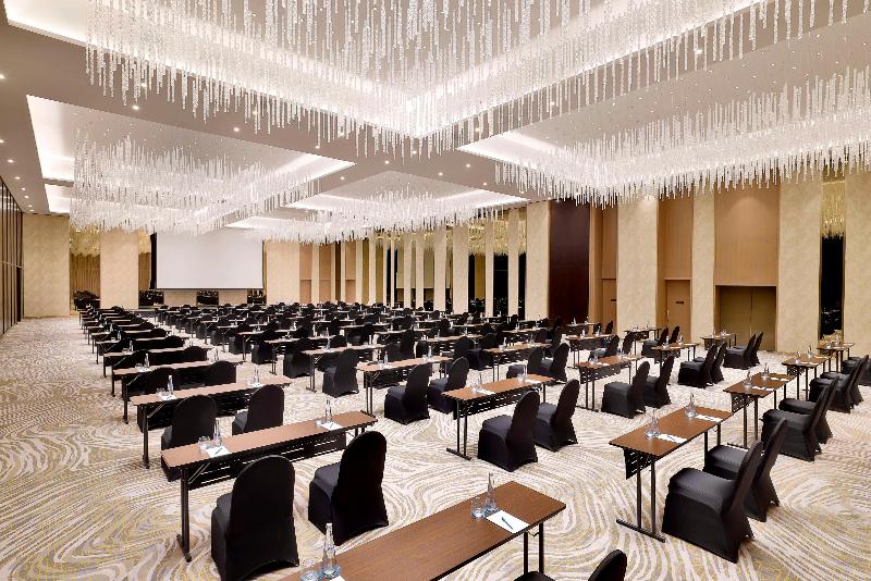Embassy Suites by Hilton Dubai Business Bay - Toplantı