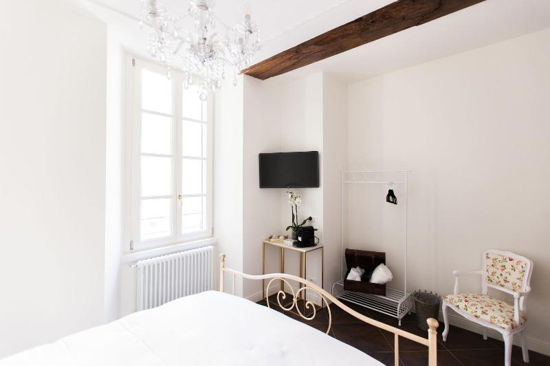 Alessia S Place - Oda