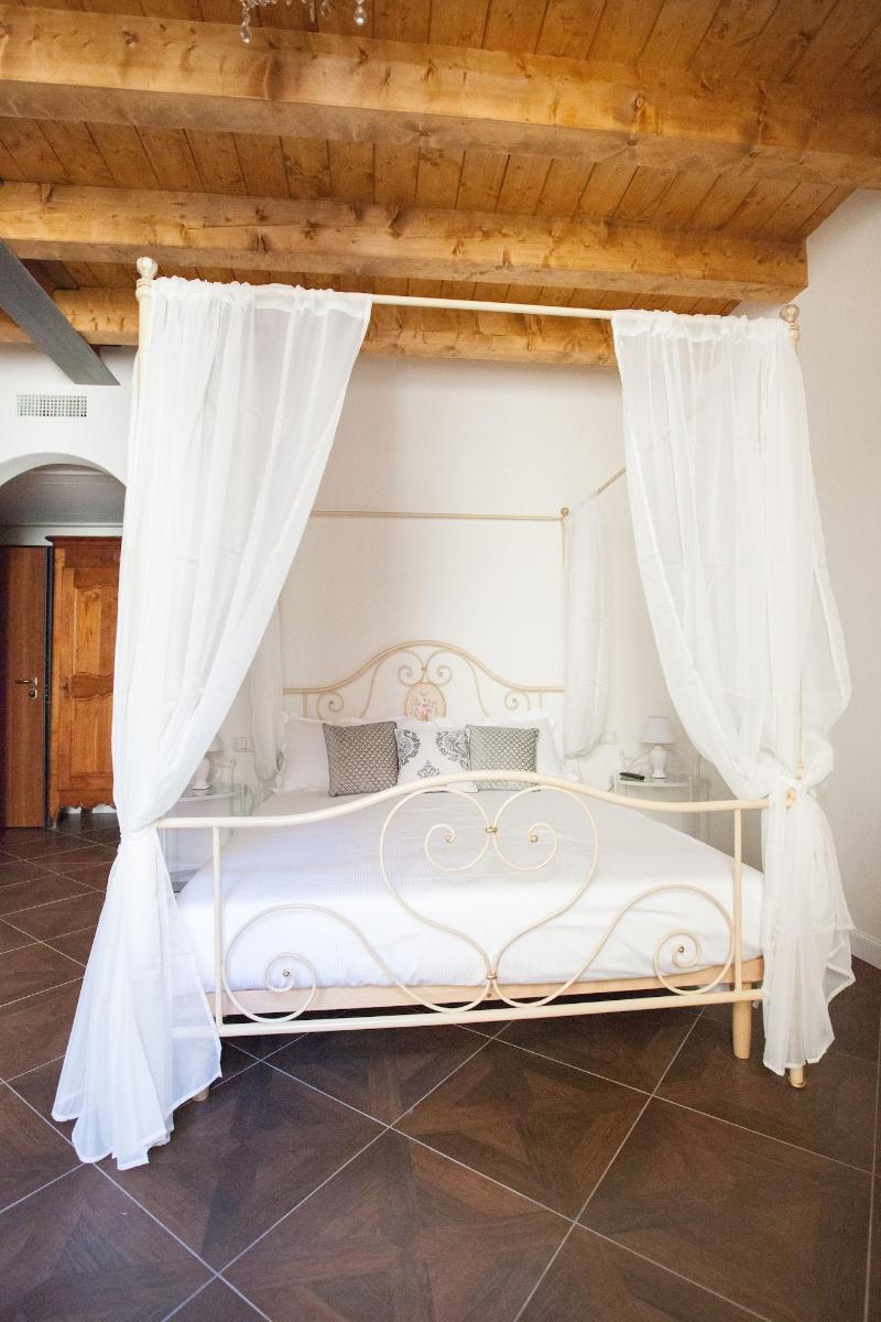 Alessia S Place - Oda