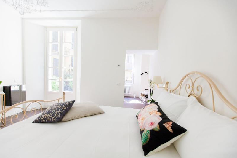 Alessia S Place - Oda