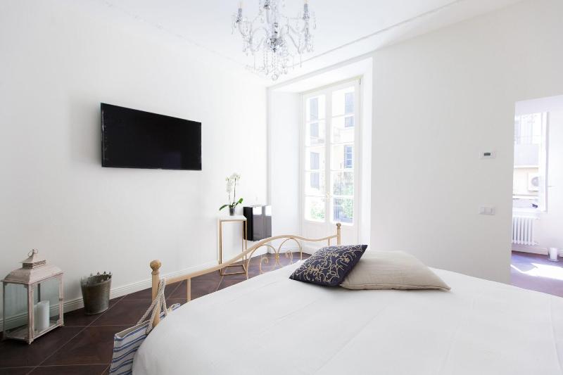 Alessia S Place - Oda