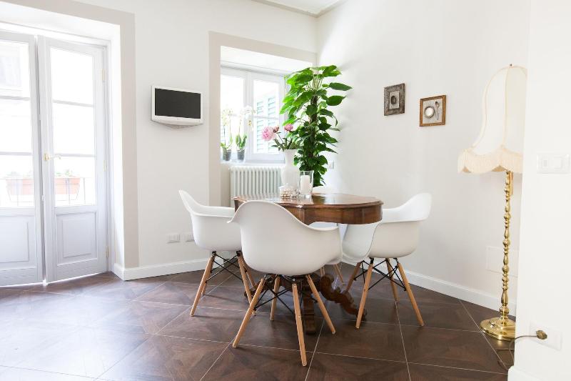 Alessia S Place - Oda