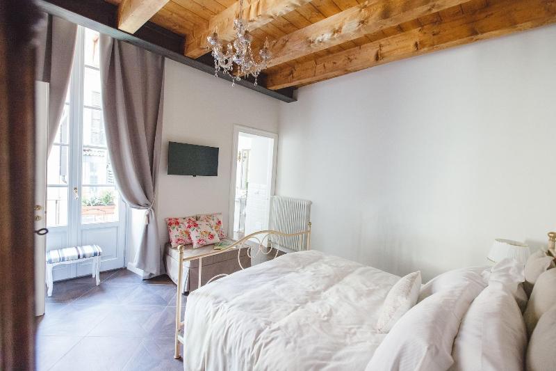 Alessia S Place - Oda