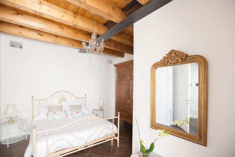 Alessia S Place - Oda