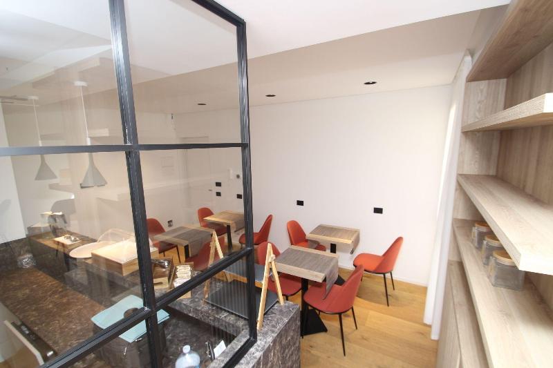 B B Le Suites Di Costanza - Restoran