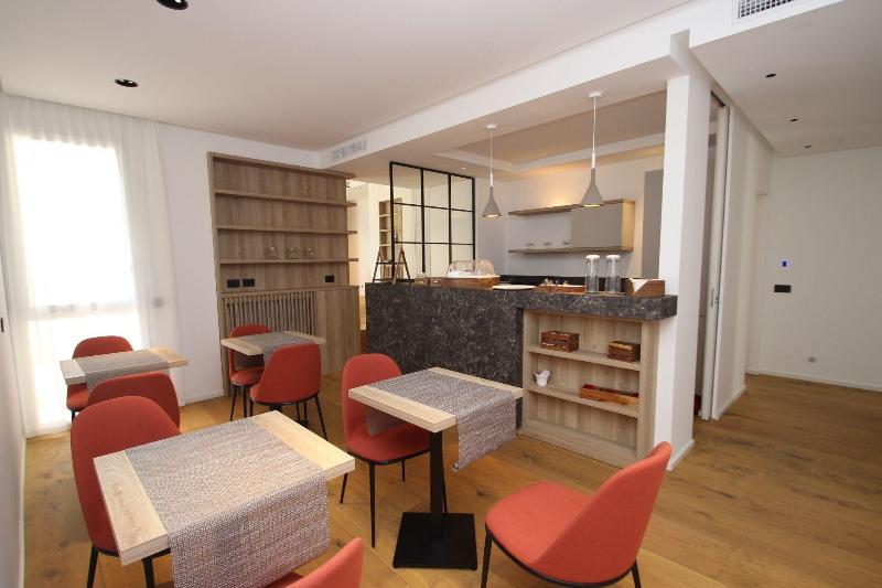 B B Le Suites Di Costanza - Restoran