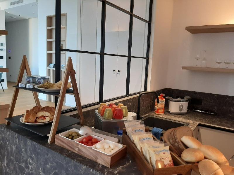 B B Le Suites Di Costanza - Restoran