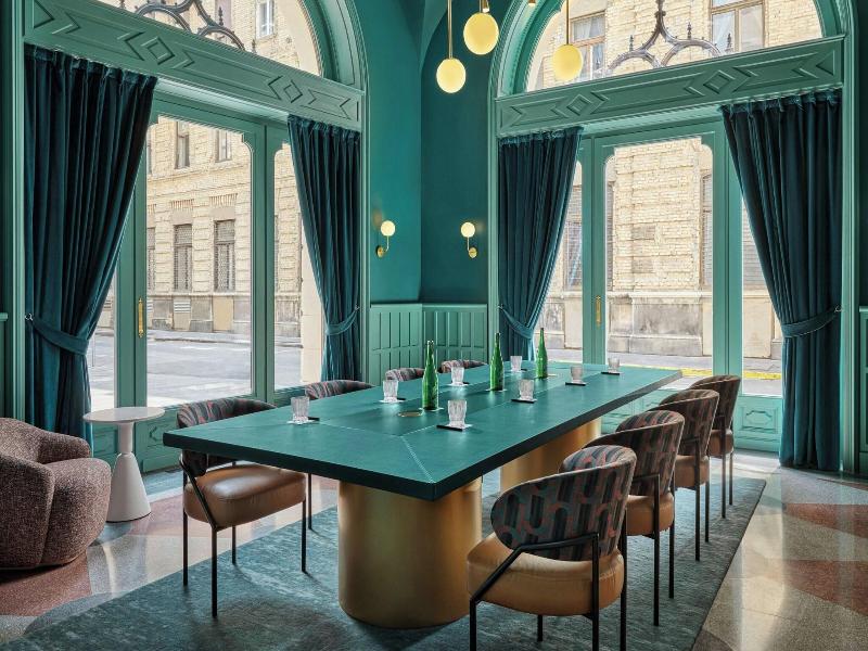 W Budapest - Toplantı
