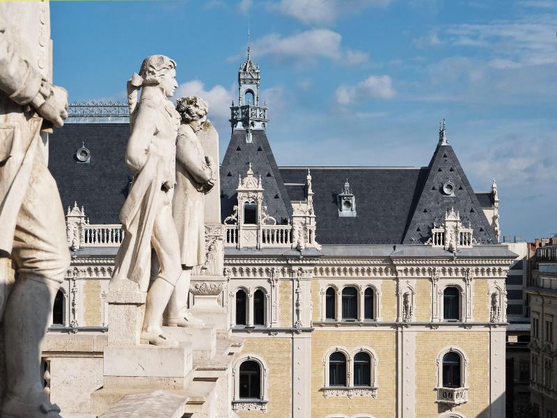 W Budapest - Genel