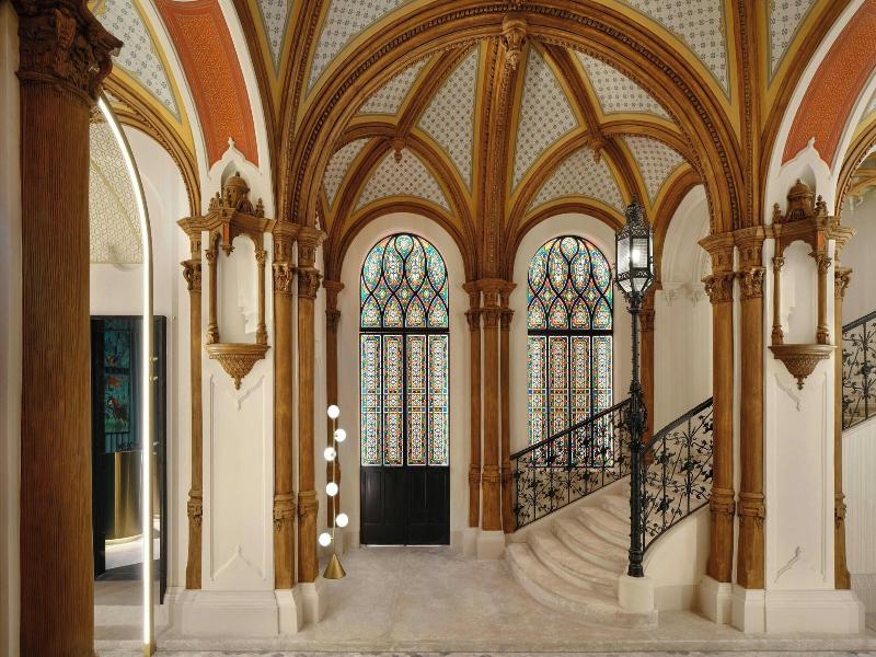 W Budapest - Genel