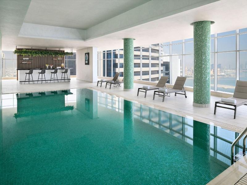 Element West Bay Doha - Havuz