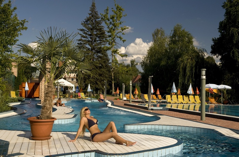 Holiday Beach Wellness Hotel with Sauna Park - Genel