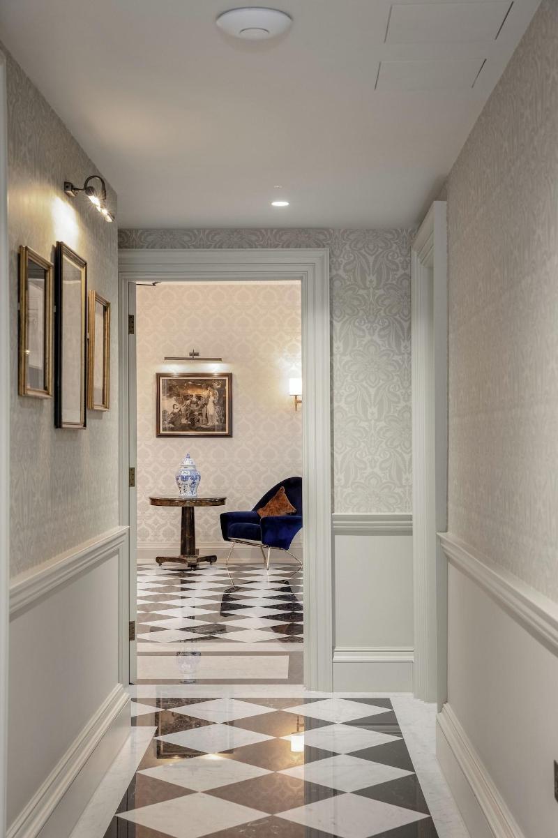No 30 Knightsbridge - Lobi