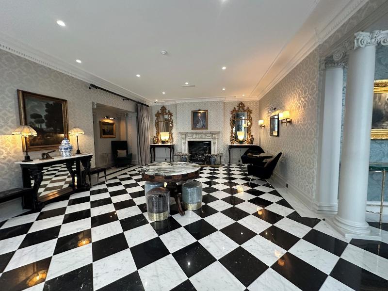 No 30 Knightsbridge - Lobi