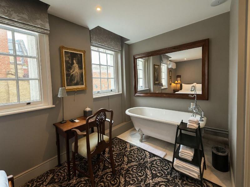 No 30 Knightsbridge - Oda