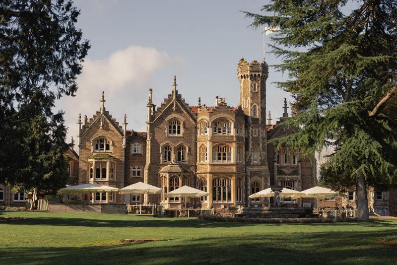 Oakley Court - Genel