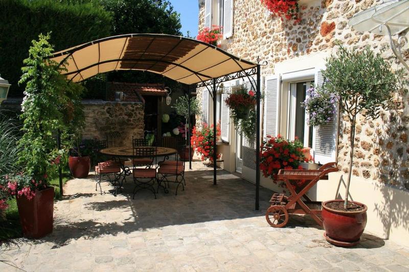 Le Petit Nailly - Genel