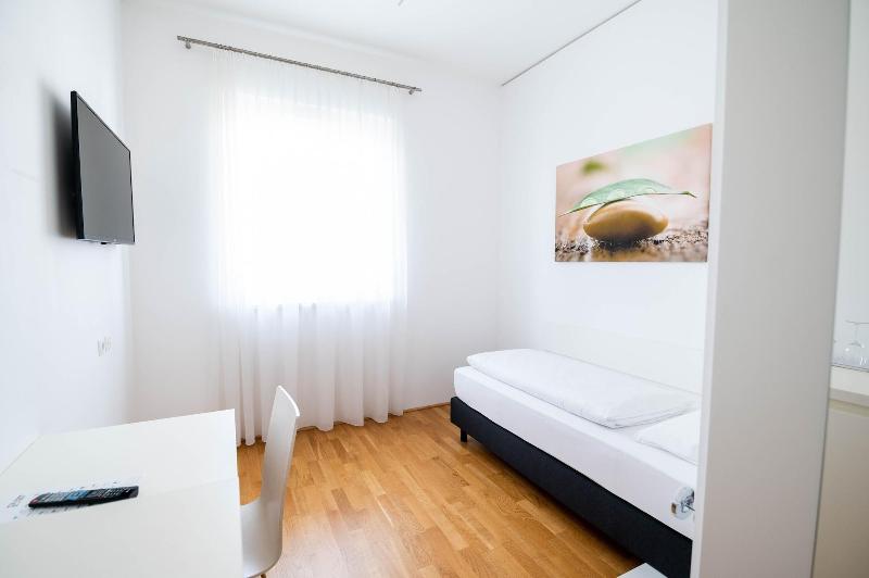 Shome Self Check In Hotel Graz - Oda