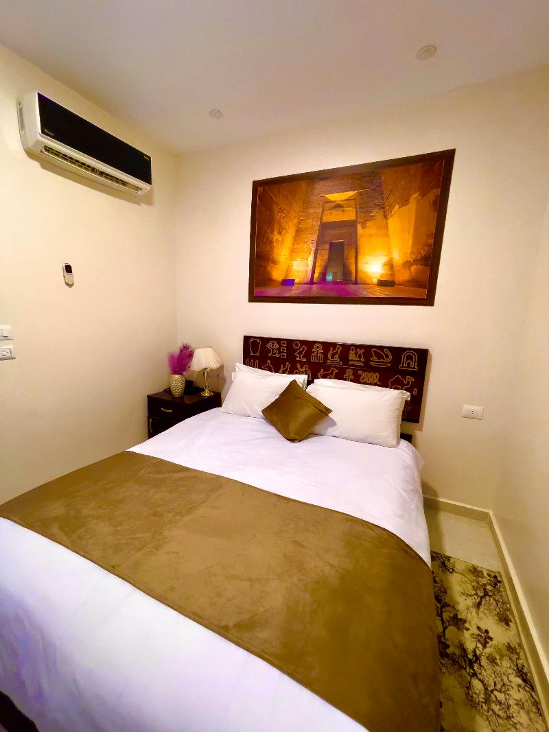 Nemes Pyramids View Inn - Oda