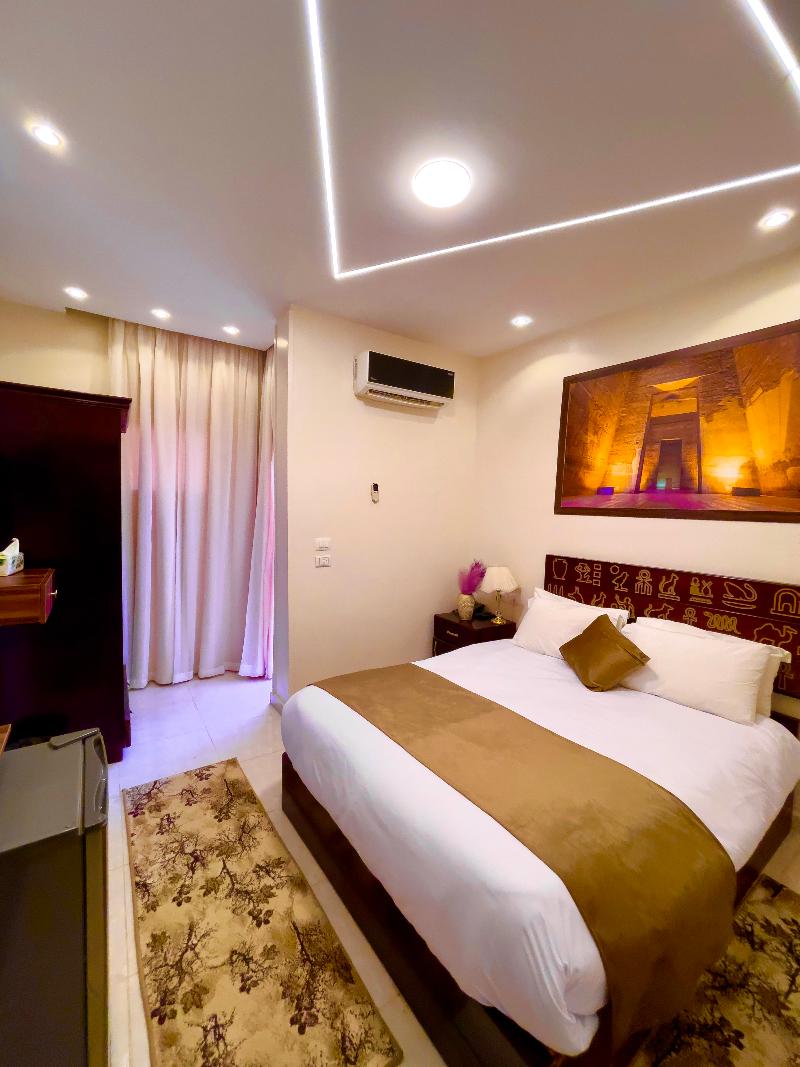 Nemes Pyramids View Inn - Oda