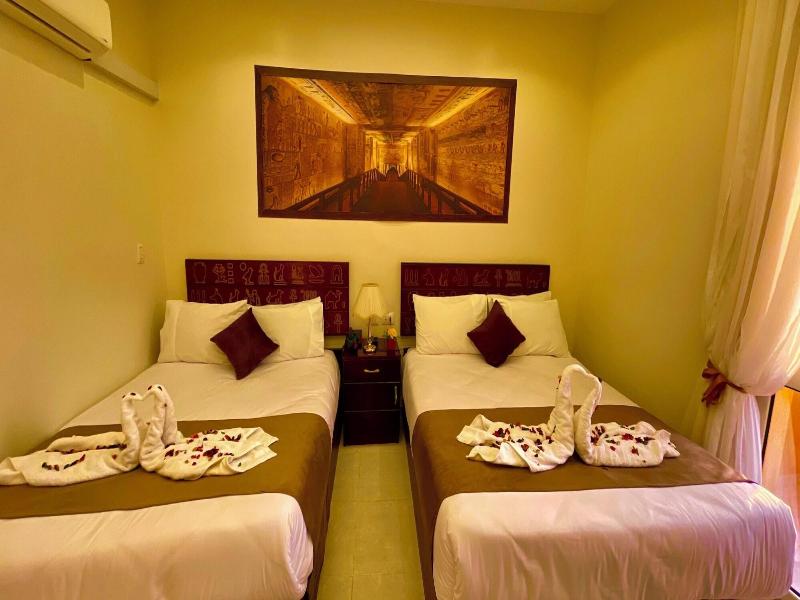 Nemes Pyramids View Inn - Oda