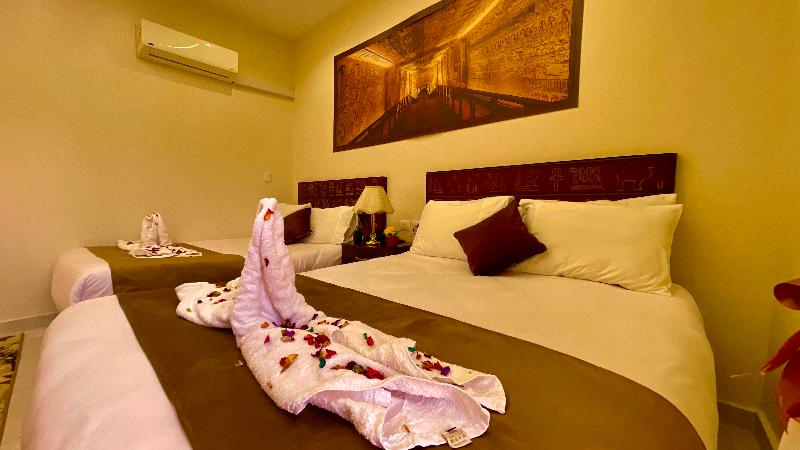 Nemes Pyramids View Inn - Oda