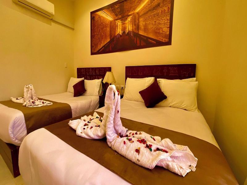 Nemes Pyramids View Inn - Oda