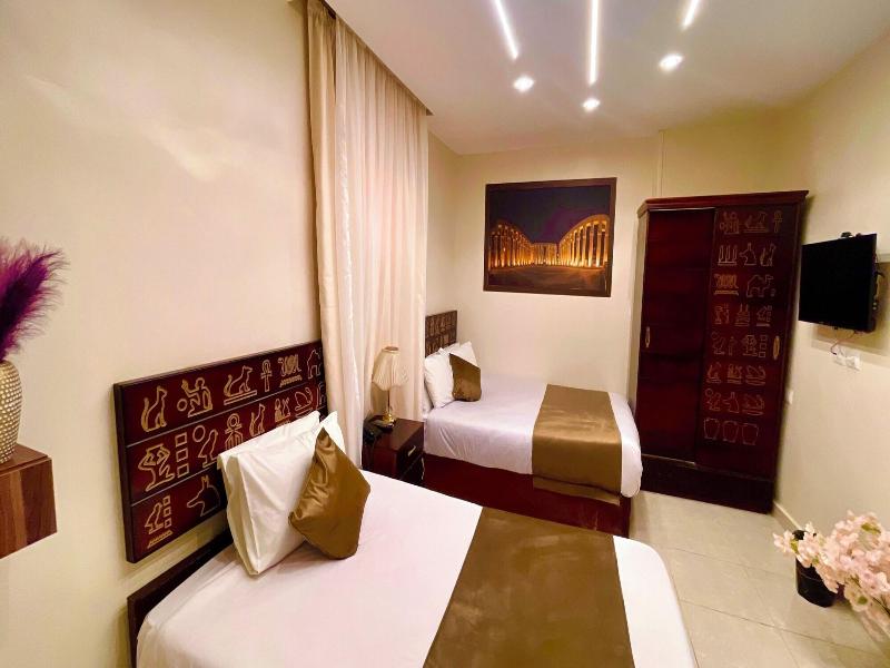 Nemes Pyramids View Inn - Oda