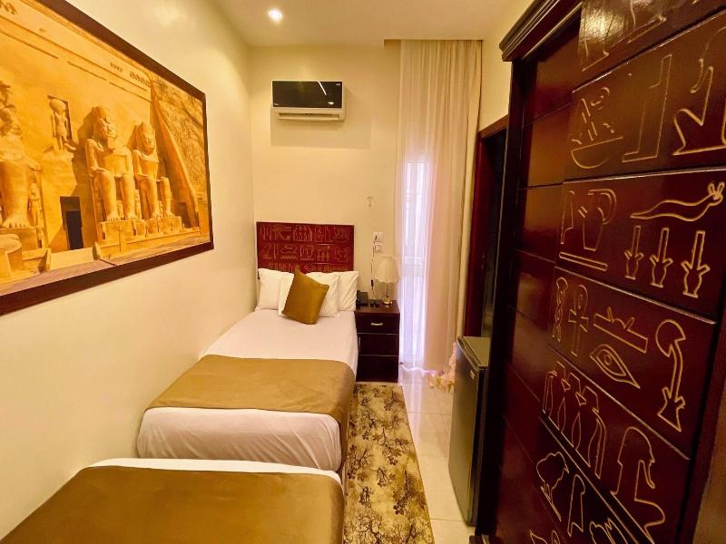 Nemes Pyramids View Inn - Oda