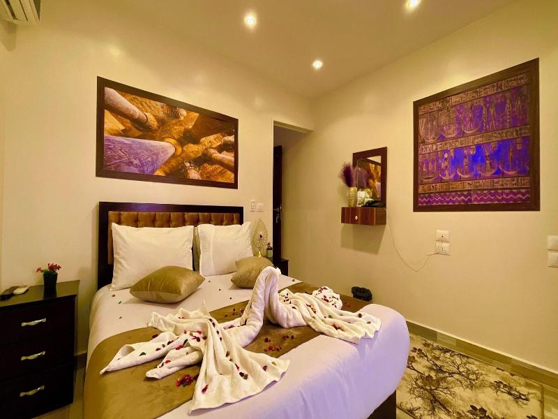 Nemes Pyramids View Inn - Oda