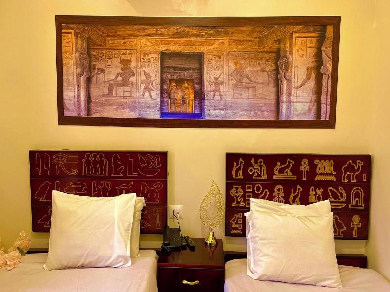 Nemes Pyramids View Inn - Oda