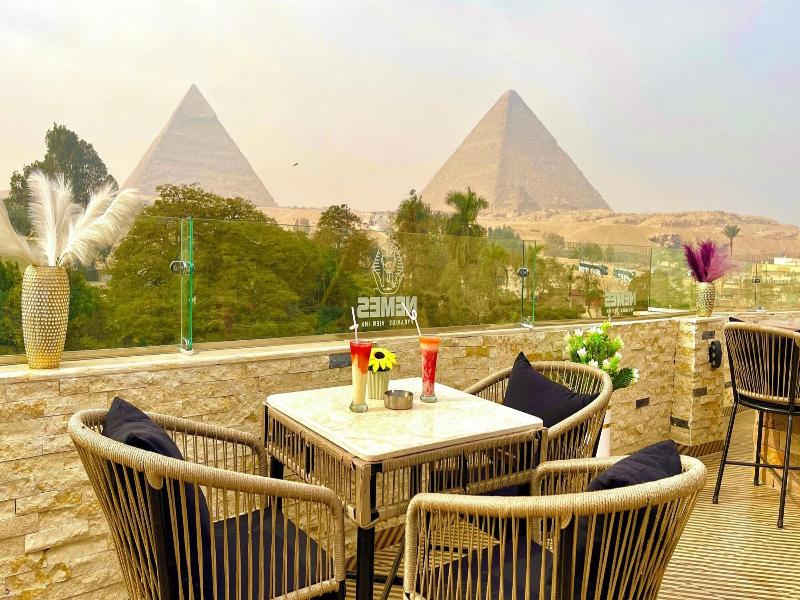 Nemes Pyramids View Inn - Teras