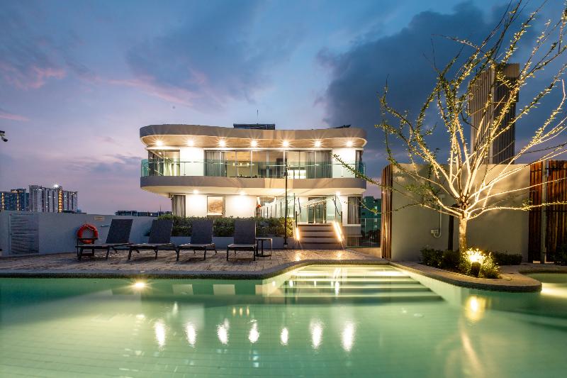 We Hotel Riverfront - Havuz