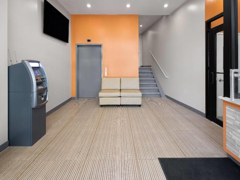 Super 8 By Wyndham Bronx Near Stadium - Lobi