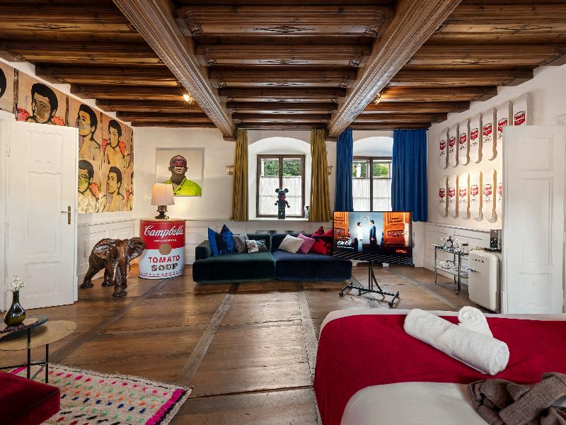 Le Petit Ivy Five Bedroom Château - Oda