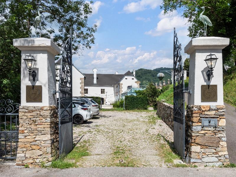 Le Petit Ivy Five Bedroom Château - Oda
