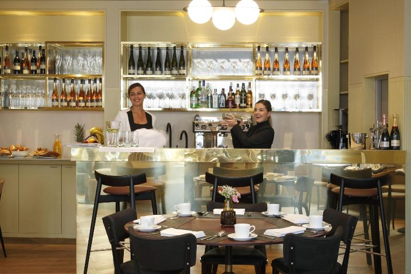 Rockwell East - Bar