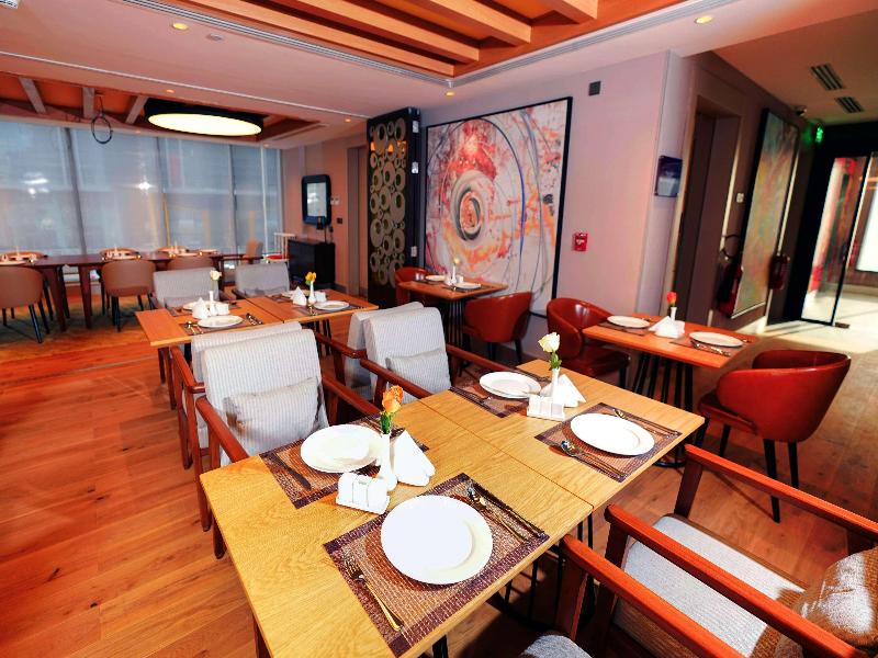 Ramada Encore Wyndham Al Khobar Corniche - Restoran