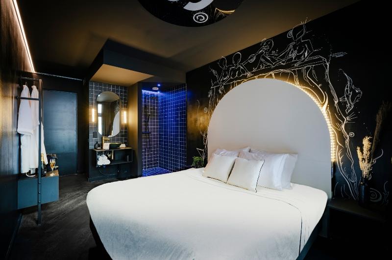 Supper Hotel - Genel