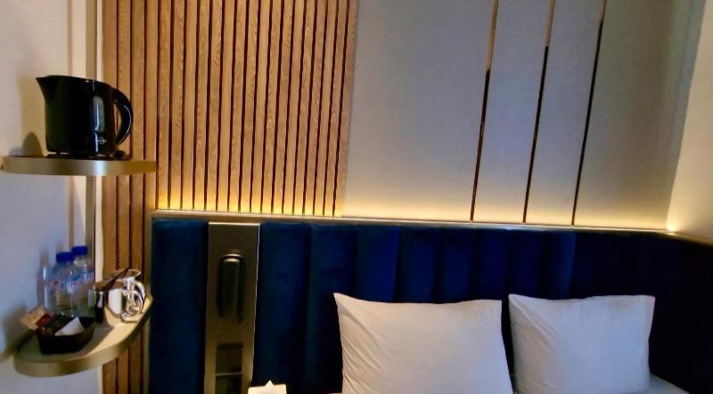 Qube Hotel By98hospitality - Oda
