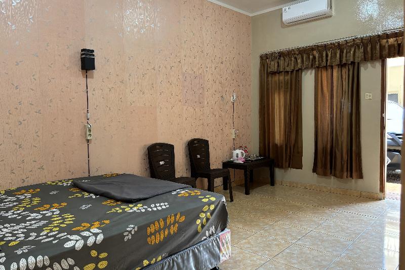 Family 24 Hotel near Pantai Cipatujah By Zuzu - Oda