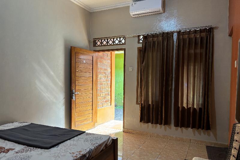 Family 24 Hotel near Pantai Cipatujah By Zuzu - Oda
