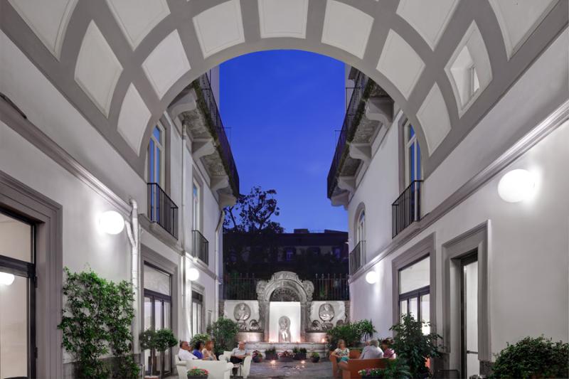 Piazza Bellini - Genel
