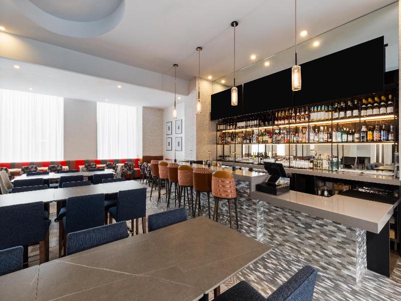DoubleTree by Hilton Long Island City, NY - Bar
