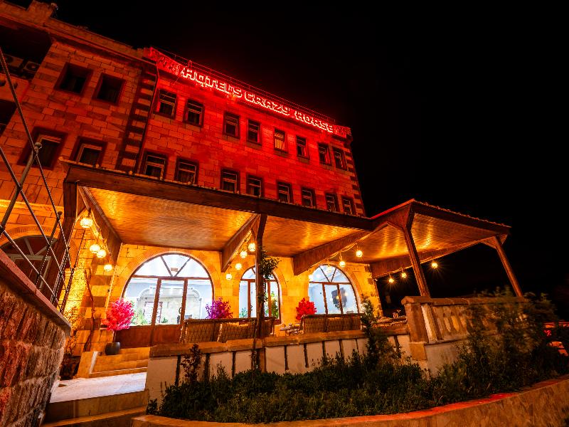 Crazy Horse Hotel - Genel