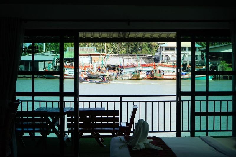 Chaiyai River Front Hotel By Zuzu - Oda